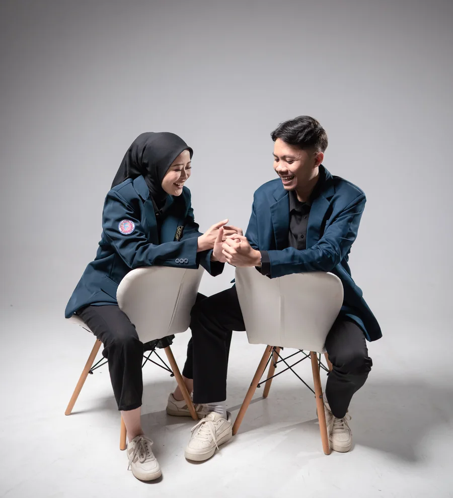 Intan dan Agas tertawa bersama dalam sesi postwedding
