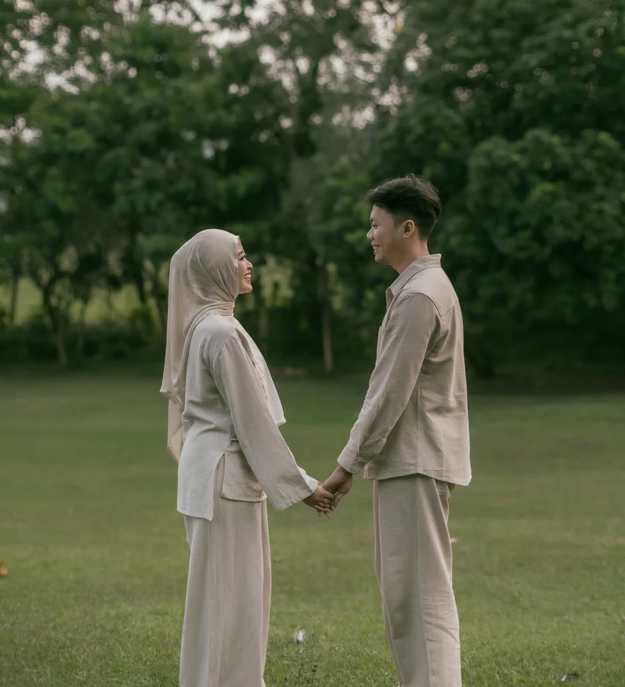 Intan dan Agas berdiri berhadapan sambil bergandengan tangan